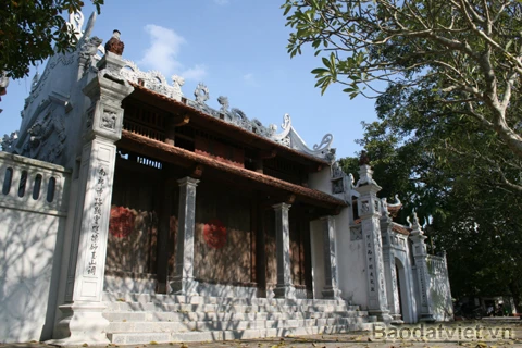 Chùa Bà Đanh ở xã Ngọc Sơn, huyện Kim Bảng, cách thị xã Phủ Lý 10 km về phía hữu ngạn sông Ðáy. Chùa xứng danh là ngôi chùa “vắng khách đệ nhất”. Tiếng gió thổi, tiếng lá rơi nhẹ khiến ngôi chùa tĩnh mịch đến lạ thường. Lá rụng nhiều đến nỗi phủ kín mặt sân chùa và người dân tiết kiệm bằng cách… đem về nhóm bếp. Chỉ những ngày Đại lễ, cửa chính chùa mới mở, không gian đã yên ắng nay càng… lạnh lẽo hơn. Con đường dẫn vào chùa vắng bóng con người.