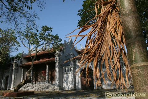 Chùa Bà Đanh ở xã Ngọc Sơn, huyện Kim Bảng, cách thị xã Phủ Lý 10 km về phía hữu ngạn sông Ðáy. Chùa xứng danh là ngôi chùa “vắng khách đệ nhất”. Tiếng gió thổi, tiếng lá rơi nhẹ khiến ngôi chùa tĩnh mịch đến lạ thường. Lá rụng nhiều đến nỗi phủ kín mặt sân chùa và người dân tiết kiệm bằng cách… đem về nhóm bếp. Chỉ những ngày Đại lễ, cửa chính chùa mới mở, không gian đã yên ắng nay càng… lạnh lẽo hơn. Con đường dẫn vào chùa vắng bóng con người.