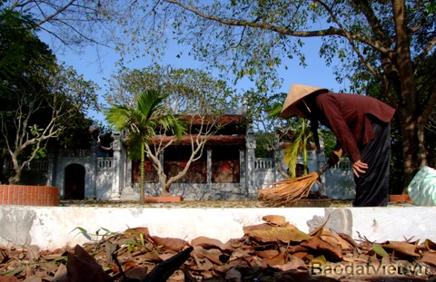 Chùa Bà Đanh ở xã Ngọc Sơn, huyện Kim Bảng, cách thị xã Phủ Lý 10 km về phía hữu ngạn sông Ðáy. Chùa xứng danh là ngôi chùa “vắng khách đệ nhất”. Tiếng gió thổi, tiếng lá rơi nhẹ khiến ngôi chùa tĩnh mịch đến lạ thường. Lá rụng nhiều đến nỗi phủ kín mặt sân chùa và người dân tiết kiệm bằng cách… đem về nhóm bếp. Chỉ những ngày Đại lễ, cửa chính chùa mới mở, không gian đã yên ắng nay càng… lạnh lẽo hơn. Con đường dẫn vào chùa vắng bóng con người.