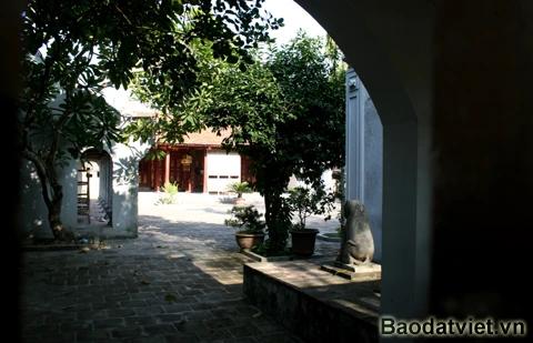 Chùa Bà Đanh ở xã Ngọc Sơn, huyện Kim Bảng, cách thị xã Phủ Lý 10 km về phía hữu ngạn sông Ðáy. Chùa xứng danh là ngôi chùa “vắng khách đệ nhất”. Tiếng gió thổi, tiếng lá rơi nhẹ khiến ngôi chùa tĩnh mịch đến lạ thường. Lá rụng nhiều đến nỗi phủ kín mặt sân chùa và người dân tiết kiệm bằng cách… đem về nhóm bếp. Chỉ những ngày Đại lễ, cửa chính chùa mới mở, không gian đã yên ắng nay càng… lạnh lẽo hơn. Con đường dẫn vào chùa vắng bóng con người.