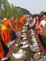 Lễ Tắc bạt dọc con đường dẫn vào Tháp Thạt Luổng. Ảnh: Nhật Huy Lễ Tắc bạt dọc con đường dẫn vào Tháp Thạt Luổng. Ảnh: Nhật Huy