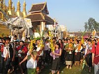 Những đoàn người rước Phạ Sạt Phơng diễu quanh Tháp Thạt Luổng. Những đoàn người rước Phạ Sạt Phơng diễu quanh Tháp Thạt Luổng.