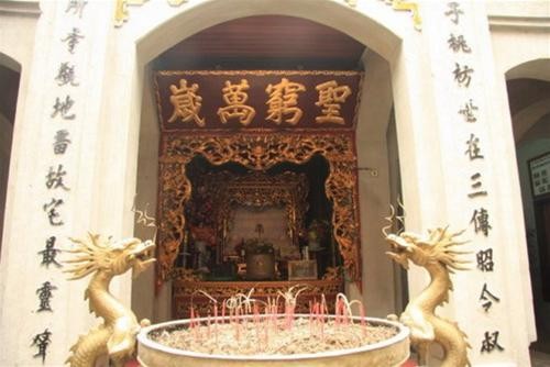 Đền chính thờ thái hậu Ỷ Lan với đôi câu đối: Thập bát tử, điếu phỏng thế tại tam truyền chiêu lệnh thục - Bách dư sở tự quán địa lưu cố trạch tối linh thanh Đền chính thờ thái hậu Ỷ Lan với đôi câu đối: Thập bát tử, điếu phỏng thế tại tam truyền chiêu lệnh thục - Bách dư sở tự quán địa lưu cố trạch tối linh thanh