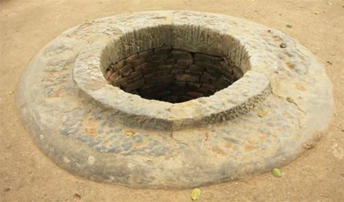 Giếng ngọc sau chùa Linh Nhân Tư Phúc Tự