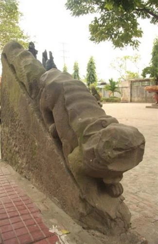 Tượng sấu đá trong sân đền Bà Tấm