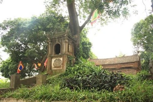 Trên đồi là miếu thờ nguyên phi Ỷ Lan