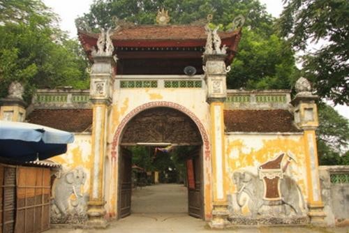 Nghi môn với lối kiến trúc độc đáo gồm nhiều họa tiết trên cánh cửa Nghi môn với lối kiến trúc độc đáo gồm nhiều họa tiết trên cánh cửa