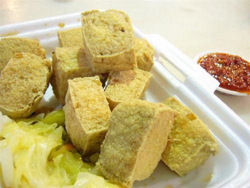 Chiên ngập trong chảo dầu là phương pháp chế biến phổ biến nhất của món đậu hũ thối Chiên ngập trong chảo dầu là phương pháp chế biến phổ biến nhất của món đậu hũ thối