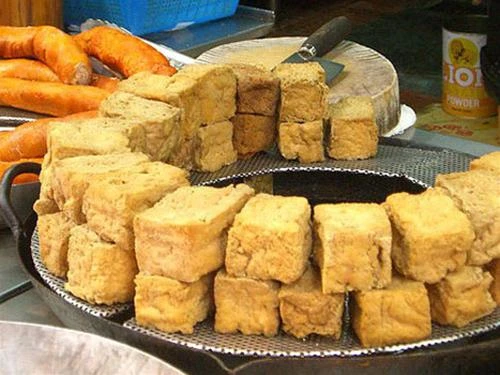 Đậu hũ thối là món ăn vặt phổ biến ở Đông Á và Đông Nam Á