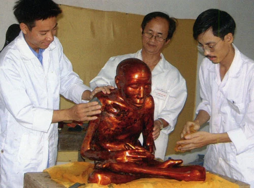 PGS.TS Nguyễn Lân Cường (giữa) cùng các cộng sự tu bổ tượng gốc thiền sư Vũ Khắc Minh tại chùa Đậu (Hà Tây) - Ảnh do nhân vật cung cấp