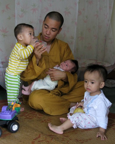 Sư thầy 30 tuổi làm cha sáu đứa trẻ ảnh 1 Thầy bên những đứa con