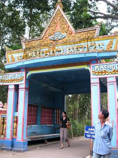 Cổng chùa Dơi Hàng cột chùa với tiên tự Kemnar Rắn thần Naga Bảo tháp sau chùa