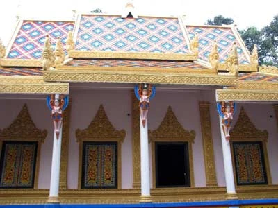 Cổng chùa Dơi Hàng cột chùa với tiên tự Kemnar Rắn thần Naga Bảo tháp sau chùa