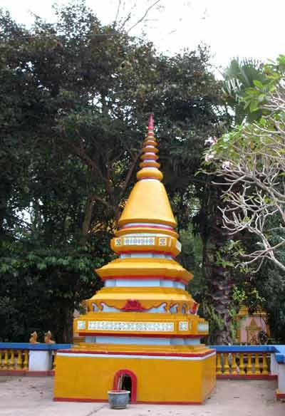 Cổng chùa Dơi Hàng cột chùa với tiên tự Kemnar Rắn thần Naga Bảo tháp sau chùa