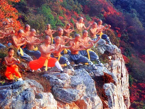 Các võ tăng Thiếu Lâm Tự luyện tập võ công trong tiết trời thu ở Trung Quốc.