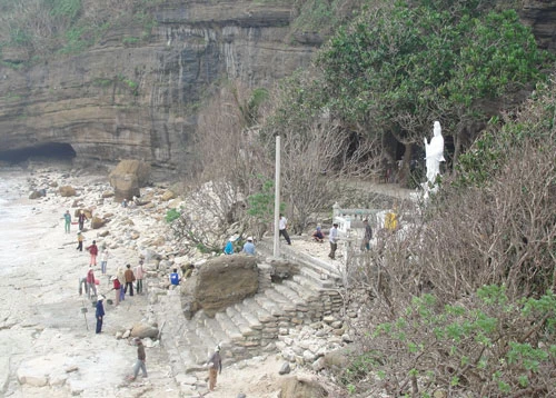 Người dân Lý Sơn tu sửa chùa Hang - Ảnh: V.Q.Cầu