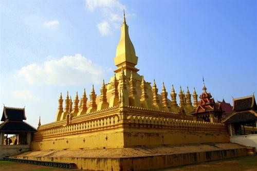 Thap Luang - biểu tượng của thủ đô Vientiane - vàng rực rỡ trong nắng chiều Thap Luang - biểu tượng của thủ đô Vientiane - vàng rực rỡ trong nắng chiều