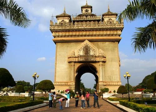 Cổng Khải Hoàn đồ sộ trong khuôn viên rộng lớn