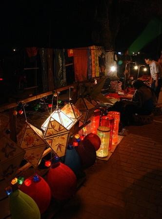 Dạo chợ đêm ven sông Mekong Dạo chợ đêm ven sông Mekong