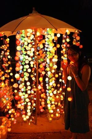 Lung linh quầy bán đèn