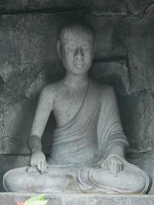 Lăng và tượng Trần Nhân Tông trên núi Yên Tử Mô