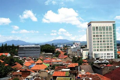 Một góc phố núi Bandung và thấp thoáng phía xa là núi lửa Tangkuban Peharu trông như một con thuyền bị lật ngược