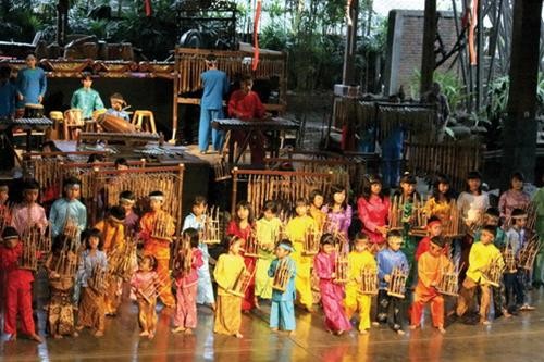 Những nghệ sĩ nhí biểu diễn âm nhạc truyền thống của vùng Sundanese Những nghệ sĩ nhí biểu diễn âm nhạc truyền thống của vùng Sundanese