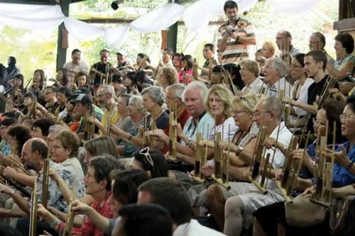 Du khách nước ngoài thích thú tìm hiểu về nhạc cụ Angklung