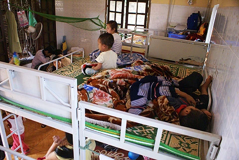 Được sống trong những phòng nhỏ sạch sẽ với giường xếp ấm cúng như thế này là điều may mắn với các em nhỏ có hoàn cảnh éo le. Phần lớn các em trong chùa ở lứa tuổi mầm non và mẫu giáo. Chăm sóc các em là công việc hằng ngày của 17 cô bảo mẫu, cũng là những người có hoàn cảnh khó khăn nương tựa nhà chùa. Việc chăm sóc những bé sơ sinh như bé Ngọc Anh đòi hỏi sự tận tâm và cả tình mẫu tử. Nhiều em mang trong người những căn bệnh thương tâm, đòi hỏi sự chăm sóc đặc biệt. Bé Huyền Anh (bên trái) bị mất một chân bẩm sinh và vừa mới trải qua phẫi thuật để tách những ngón tay bị dính liền. Bé Quang Anh (bên phải) bị hẹp hộp sọ và mang trong người virus HIV. Bé Phương Anh, 7 tuổi và các bạn gái cùng lứa sống trong một căn phòng nhỏ ở tầng 2. Là “đàn chị” nên các em tự lập hầu hết các việc trong đời sống, như: nấu ăn, dọn dẹp, giặt giũ… và cũng giúp đỡ các cô trông nom các em bé. Những em lớn như Phương Anh đều được nhà chùa cho đi học. Vào ngày cuối tuần, các em chỉ quanh quẩn trong sân chùa. Bù lại cho sự thiệt thòi này, vào mỗi ngày cuối tuần, các anh chị tình nguyện viên từ nhiều nơi đến thăm hỏi, tặng quà bánh và chơi đùa cùng các em. Các anh chị cũng hướng dẫn các em tham gia những hoạt động ngoại khóa như vẽ và ca múa, khơi dậy niềm vui và cảm hứng sáng tạo trong mỗi em. Những nghĩa cử thiết thực này là nguồn động viên tinh thần rất lớn cho mái ấm Bồ Đề.