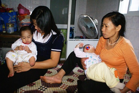 Được sống trong những phòng nhỏ sạch sẽ với giường xếp ấm cúng như thế này là điều may mắn với các em nhỏ có hoàn cảnh éo le. Phần lớn các em trong chùa ở lứa tuổi mầm non và mẫu giáo. Chăm sóc các em là công việc hằng ngày của 17 cô bảo mẫu, cũng là những người có hoàn cảnh khó khăn nương tựa nhà chùa. Việc chăm sóc những bé sơ sinh như bé Ngọc Anh đòi hỏi sự tận tâm và cả tình mẫu tử. Nhiều em mang trong người những căn bệnh thương tâm, đòi hỏi sự chăm sóc đặc biệt. Bé Huyền Anh (bên trái) bị mất một chân bẩm sinh và vừa mới trải qua phẫi thuật để tách những ngón tay bị dính liền. Bé Quang Anh (bên phải) bị hẹp hộp sọ và mang trong người virus HIV. Bé Phương Anh, 7 tuổi và các bạn gái cùng lứa sống trong một căn phòng nhỏ ở tầng 2. Là “đàn chị” nên các em tự lập hầu hết các việc trong đời sống, như: nấu ăn, dọn dẹp, giặt giũ… và cũng giúp đỡ các cô trông nom các em bé. Những em lớn như Phương Anh đều được nhà chùa cho đi học. Vào ngày cuối tuần, các em chỉ quanh quẩn trong sân chùa. Bù lại cho sự thiệt thòi này, vào mỗi ngày cuối tuần, các anh chị tình nguyện viên từ nhiều nơi đến thăm hỏi, tặng quà bánh và chơi đùa cùng các em. Các anh chị cũng hướng dẫn các em tham gia những hoạt động ngoại khóa như vẽ và ca múa, khơi dậy niềm vui và cảm hứng sáng tạo trong mỗi em. Những nghĩa cử thiết thực này là nguồn động viên tinh thần rất lớn cho mái ấm Bồ Đề. Được sống trong những phòng nhỏ sạch sẽ với giường xếp ấm cúng như thế này là điều may mắn với các em nhỏ có hoàn cảnh éo le. Phần lớn các em trong chùa ở lứa tuổi mầm non và mẫu giáo. Chăm sóc các em là công việc hằng ngày của 17 cô bảo mẫu, cũng là những người có hoàn cảnh khó khăn nương tựa nhà chùa. Việc chăm sóc những bé sơ sinh như bé Ngọc Anh đòi hỏi sự tận tâm và cả tình mẫu tử. Nhiều em mang trong người những căn bệnh thương tâm, đòi hỏi sự chăm sóc đặc biệt. Bé Huyền Anh (bên trái) bị mất một chân bẩm sinh và vừa mới trải qua phẫi thuật để tách những ngón tay bị dính liền. Bé Quang Anh (bên phải) bị hẹp hộp sọ và mang trong người virus HIV. Bé Phương Anh, 7 tuổi và các bạn gái cùng lứa sống trong một căn phòng nhỏ ở tầng 2. Là “đàn chị” nên các em tự lập hầu hết các việc trong đời sống, như: nấu ăn, dọn dẹp, giặt giũ… và cũng giúp đỡ các cô trông nom các em bé. Những em lớn như Phương Anh đều được nhà chùa cho đi học. Vào ngày cuối tuần, các em chỉ quanh quẩn trong sân chùa. Bù lại cho sự thiệt thòi này, vào mỗi ngày cuối tuần, các anh chị tình nguyện viên từ nhiều nơi đến thăm hỏi, tặng quà bánh và chơi đùa cùng các em. Các anh chị cũng hướng dẫn các em tham gia những hoạt động ngoại khóa như vẽ và ca múa, khơi dậy niềm vui và cảm hứng sáng tạo trong mỗi em. Những nghĩa cử thiết thực này là nguồn động viên tinh thần rất lớn cho mái ấm Bồ Đề.
