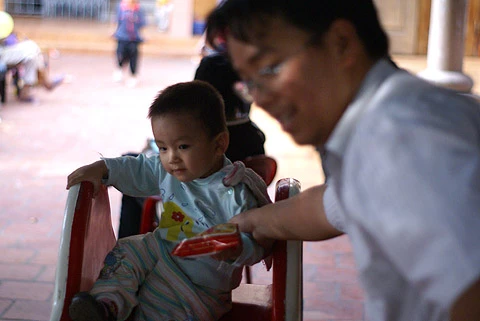 Được sống trong những phòng nhỏ sạch sẽ với giường xếp ấm cúng như thế này là điều may mắn với các em nhỏ có hoàn cảnh éo le. Phần lớn các em trong chùa ở lứa tuổi mầm non và mẫu giáo. Chăm sóc các em là công việc hằng ngày của 17 cô bảo mẫu, cũng là những người có hoàn cảnh khó khăn nương tựa nhà chùa. Việc chăm sóc những bé sơ sinh như bé Ngọc Anh đòi hỏi sự tận tâm và cả tình mẫu tử. Nhiều em mang trong người những căn bệnh thương tâm, đòi hỏi sự chăm sóc đặc biệt. Bé Huyền Anh (bên trái) bị mất một chân bẩm sinh và vừa mới trải qua phẫi thuật để tách những ngón tay bị dính liền. Bé Quang Anh (bên phải) bị hẹp hộp sọ và mang trong người virus HIV. Bé Phương Anh, 7 tuổi và các bạn gái cùng lứa sống trong một căn phòng nhỏ ở tầng 2. Là “đàn chị” nên các em tự lập hầu hết các việc trong đời sống, như: nấu ăn, dọn dẹp, giặt giũ… và cũng giúp đỡ các cô trông nom các em bé. Những em lớn như Phương Anh đều được nhà chùa cho đi học. Vào ngày cuối tuần, các em chỉ quanh quẩn trong sân chùa. Bù lại cho sự thiệt thòi này, vào mỗi ngày cuối tuần, các anh chị tình nguyện viên từ nhiều nơi đến thăm hỏi, tặng quà bánh và chơi đùa cùng các em. Các anh chị cũng hướng dẫn các em tham gia những hoạt động ngoại khóa như vẽ và ca múa, khơi dậy niềm vui và cảm hứng sáng tạo trong mỗi em. Những nghĩa cử thiết thực này là nguồn động viên tinh thần rất lớn cho mái ấm Bồ Đề.