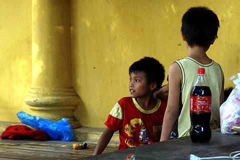 Được sống trong những phòng nhỏ sạch sẽ với giường xếp ấm cúng như thế này là điều may mắn với các em nhỏ có hoàn cảnh éo le. Phần lớn các em trong chùa ở lứa tuổi mầm non và mẫu giáo. Chăm sóc các em là công việc hằng ngày của 17 cô bảo mẫu, cũng là những người có hoàn cảnh khó khăn nương tựa nhà chùa. Việc chăm sóc những bé sơ sinh như bé Ngọc Anh đòi hỏi sự tận tâm và cả tình mẫu tử. Nhiều em mang trong người những căn bệnh thương tâm, đòi hỏi sự chăm sóc đặc biệt. Bé Huyền Anh (bên trái) bị mất một chân bẩm sinh và vừa mới trải qua phẫi thuật để tách những ngón tay bị dính liền. Bé Quang Anh (bên phải) bị hẹp hộp sọ và mang trong người virus HIV. Bé Phương Anh, 7 tuổi và các bạn gái cùng lứa sống trong một căn phòng nhỏ ở tầng 2. Là “đàn chị” nên các em tự lập hầu hết các việc trong đời sống, như: nấu ăn, dọn dẹp, giặt giũ… và cũng giúp đỡ các cô trông nom các em bé. Những em lớn như Phương Anh đều được nhà chùa cho đi học. Vào ngày cuối tuần, các em chỉ quanh quẩn trong sân chùa. Bù lại cho sự thiệt thòi này, vào mỗi ngày cuối tuần, các anh chị tình nguyện viên từ nhiều nơi đến thăm hỏi, tặng quà bánh và chơi đùa cùng các em. Các anh chị cũng hướng dẫn các em tham gia những hoạt động ngoại khóa như vẽ và ca múa, khơi dậy niềm vui và cảm hứng sáng tạo trong mỗi em. Những nghĩa cử thiết thực này là nguồn động viên tinh thần rất lớn cho mái ấm Bồ Đề.