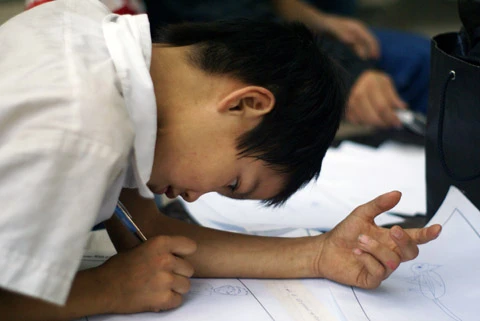 Được sống trong những phòng nhỏ sạch sẽ với giường xếp ấm cúng như thế này là điều may mắn với các em nhỏ có hoàn cảnh éo le. Phần lớn các em trong chùa ở lứa tuổi mầm non và mẫu giáo. Chăm sóc các em là công việc hằng ngày của 17 cô bảo mẫu, cũng là những người có hoàn cảnh khó khăn nương tựa nhà chùa. Việc chăm sóc những bé sơ sinh như bé Ngọc Anh đòi hỏi sự tận tâm và cả tình mẫu tử. Nhiều em mang trong người những căn bệnh thương tâm, đòi hỏi sự chăm sóc đặc biệt. Bé Huyền Anh (bên trái) bị mất một chân bẩm sinh và vừa mới trải qua phẫi thuật để tách những ngón tay bị dính liền. Bé Quang Anh (bên phải) bị hẹp hộp sọ và mang trong người virus HIV. Bé Phương Anh, 7 tuổi và các bạn gái cùng lứa sống trong một căn phòng nhỏ ở tầng 2. Là “đàn chị” nên các em tự lập hầu hết các việc trong đời sống, như: nấu ăn, dọn dẹp, giặt giũ… và cũng giúp đỡ các cô trông nom các em bé. Những em lớn như Phương Anh đều được nhà chùa cho đi học. Vào ngày cuối tuần, các em chỉ quanh quẩn trong sân chùa. Bù lại cho sự thiệt thòi này, vào mỗi ngày cuối tuần, các anh chị tình nguyện viên từ nhiều nơi đến thăm hỏi, tặng quà bánh và chơi đùa cùng các em. Các anh chị cũng hướng dẫn các em tham gia những hoạt động ngoại khóa như vẽ và ca múa, khơi dậy niềm vui và cảm hứng sáng tạo trong mỗi em. Những nghĩa cử thiết thực này là nguồn động viên tinh thần rất lớn cho mái ấm Bồ Đề.