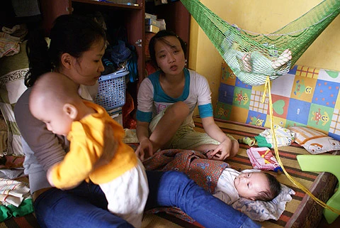 Được sống trong những phòng nhỏ sạch sẽ với giường xếp ấm cúng như thế này là điều may mắn với các em nhỏ có hoàn cảnh éo le. Phần lớn các em trong chùa ở lứa tuổi mầm non và mẫu giáo. Chăm sóc các em là công việc hằng ngày của 17 cô bảo mẫu, cũng là những người có hoàn cảnh khó khăn nương tựa nhà chùa. Việc chăm sóc những bé sơ sinh như bé Ngọc Anh đòi hỏi sự tận tâm và cả tình mẫu tử. Nhiều em mang trong người những căn bệnh thương tâm, đòi hỏi sự chăm sóc đặc biệt. Bé Huyền Anh (bên trái) bị mất một chân bẩm sinh và vừa mới trải qua phẫi thuật để tách những ngón tay bị dính liền. Bé Quang Anh (bên phải) bị hẹp hộp sọ và mang trong người virus HIV. Bé Phương Anh, 7 tuổi và các bạn gái cùng lứa sống trong một căn phòng nhỏ ở tầng 2. Là “đàn chị” nên các em tự lập hầu hết các việc trong đời sống, như: nấu ăn, dọn dẹp, giặt giũ… và cũng giúp đỡ các cô trông nom các em bé. Những em lớn như Phương Anh đều được nhà chùa cho đi học. Vào ngày cuối tuần, các em chỉ quanh quẩn trong sân chùa. Bù lại cho sự thiệt thòi này, vào mỗi ngày cuối tuần, các anh chị tình nguyện viên từ nhiều nơi đến thăm hỏi, tặng quà bánh và chơi đùa cùng các em. Các anh chị cũng hướng dẫn các em tham gia những hoạt động ngoại khóa như vẽ và ca múa, khơi dậy niềm vui và cảm hứng sáng tạo trong mỗi em. Những nghĩa cử thiết thực này là nguồn động viên tinh thần rất lớn cho mái ấm Bồ Đề.