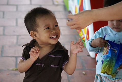 Được sống trong những phòng nhỏ sạch sẽ với giường xếp ấm cúng như thế này là điều may mắn với các em nhỏ có hoàn cảnh éo le. Phần lớn các em trong chùa ở lứa tuổi mầm non và mẫu giáo. Chăm sóc các em là công việc hằng ngày của 17 cô bảo mẫu, cũng là những người có hoàn cảnh khó khăn nương tựa nhà chùa. Việc chăm sóc những bé sơ sinh như bé Ngọc Anh đòi hỏi sự tận tâm và cả tình mẫu tử. Nhiều em mang trong người những căn bệnh thương tâm, đòi hỏi sự chăm sóc đặc biệt. Bé Huyền Anh (bên trái) bị mất một chân bẩm sinh và vừa mới trải qua phẫi thuật để tách những ngón tay bị dính liền. Bé Quang Anh (bên phải) bị hẹp hộp sọ và mang trong người virus HIV. Bé Phương Anh, 7 tuổi và các bạn gái cùng lứa sống trong một căn phòng nhỏ ở tầng 2. Là “đàn chị” nên các em tự lập hầu hết các việc trong đời sống, như: nấu ăn, dọn dẹp, giặt giũ… và cũng giúp đỡ các cô trông nom các em bé. Những em lớn như Phương Anh đều được nhà chùa cho đi học. Vào ngày cuối tuần, các em chỉ quanh quẩn trong sân chùa. Bù lại cho sự thiệt thòi này, vào mỗi ngày cuối tuần, các anh chị tình nguyện viên từ nhiều nơi đến thăm hỏi, tặng quà bánh và chơi đùa cùng các em. Các anh chị cũng hướng dẫn các em tham gia những hoạt động ngoại khóa như vẽ và ca múa, khơi dậy niềm vui và cảm hứng sáng tạo trong mỗi em. Những nghĩa cử thiết thực này là nguồn động viên tinh thần rất lớn cho mái ấm Bồ Đề.