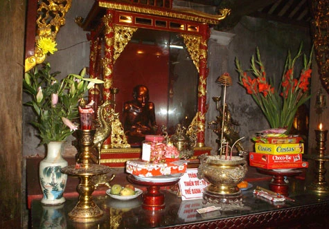Nhục thân thiền sư Vũ Khắc Minh được đặt trang nghiêm trong nhà thờ tổ.