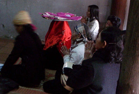 Cầu khấn dưới chân thiền sư Vũ Khắc Minh.