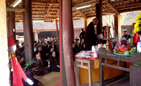 Chùa Đậu lúc nào cũng đông Phật tử.