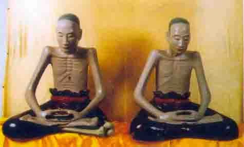 Thiền sư Vũ Khắc Trường (bên trái) vẫn hở xương chân khi chưa tu bổ xong.