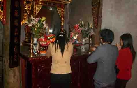 Người dân tin rằng hai vị "sư Rau" rất linh thiêng.