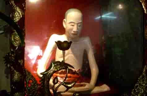 Nhục thân thiền sư Vũ Khắc Trường.