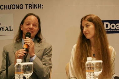 Michael Roach và cộng sự trọng buổi thuyết trình tại Hà Nội tháng 4 vừa qua. Ảnh: P.H.