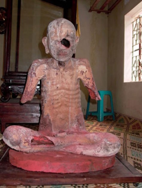 Nhục thân thiền sư Như Trí khi chưa tu bổ. Nhục thân thiền sư Như Trí khi chưa tu bổ.