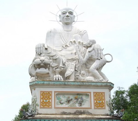 Tượng thiền sư Vạn Hạnh trên núi Tiêu nhìn về kinh thành Thăng Long. Tượng thiền sư Vạn Hạnh trên núi Tiêu nhìn về kinh thành Thăng Long.