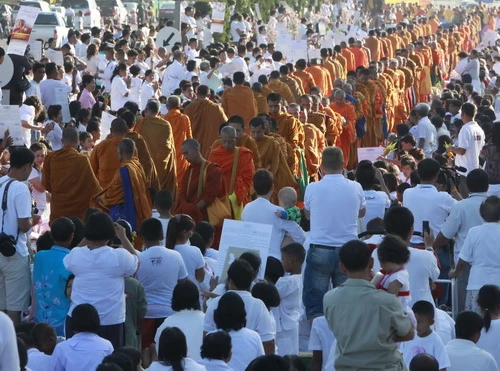 Các nhà sư và người dân tỉnh Phang Nga, Thái Lan cầu nguyện cho các nạn nhân sóng thần - Ảnh: Reuters