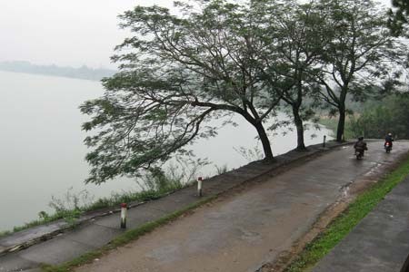 Đường lên chùa Thiên Mụ. Đường lên chùa Thiên Mụ.
