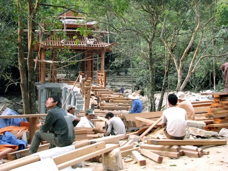 Cầu và kè đá tại suối Giải Oan do Công ty Tùng Lâm thi công trái phép được yêu cầu tháo dỡ - Ảnh: Nguyễn Đán