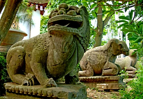 Linh thú uy nghiêm ở chùa Phật Tích.
