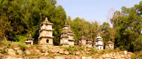 "Rừng mộ tháp" - nơi đặt xá lị của các hòa thượng trụ trì chùa Phật Tích.