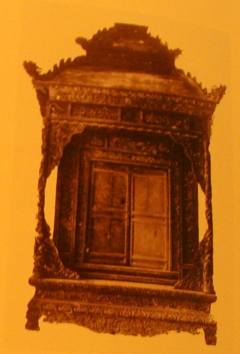 Khám rồng cổ - nơi đặt nhục thân thiền sư Chuyết Chuyết (Ảnh: Nguyễn Lân Cường).